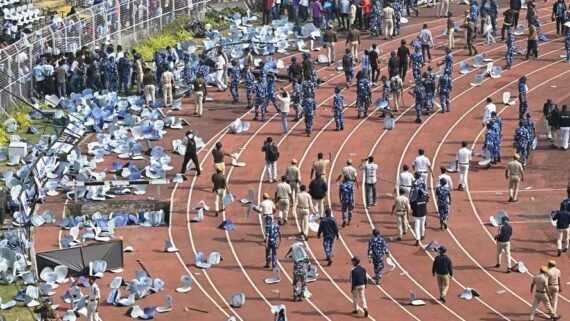 Torcedores arremessaram cadeiras no gramado e provocaram caos no Salt Lake Stadium, em Calcutá, na Índia, após visita de Messi (foto: Dibyangshu Sarkar/AFP)