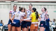 Júlia Kudiess (esquerda) comemora ponto ao lado do time do Minas na Superliga Feminina de Vôlei (foto: Hedgard Moraes/MTC)