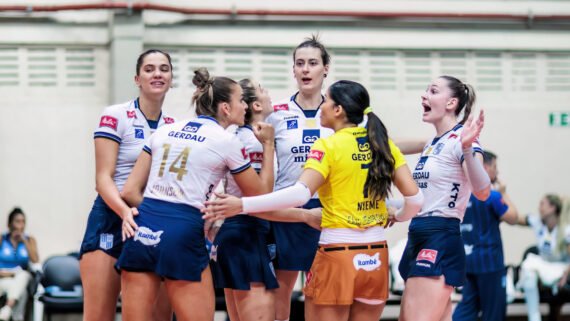 Júlia Kudiess (esquerda) comemora ponto ao lado do time do Minas na Superliga Feminina de Vôlei (foto: Hedgard Moraes/MTC)