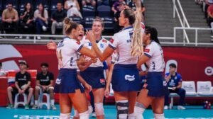 Hilary Johnson (a atleta mais à esquerda da foto) comemora ponto em Minas x Osasco com companheiras de equipe - Crédito: 