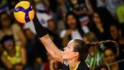 Monique Pavão em ação pelo Praia Clube no Mundial de Clubes Feminino de Vôlei (foto: Divulgação/FIVB)