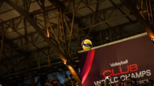 Bola do Mundial de Clubes Feminino de Vôlei em movimento no ginásio do Pacaembu, em SP - Crédito: 