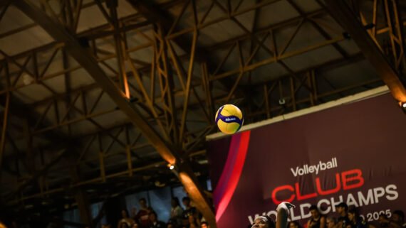 Bola do Mundial de Clubes Feminino de Vôlei em movimento no ginásio do Pacaembu, em SP (foto: Divulgação/FIVB)