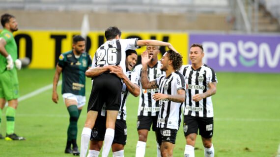 Nacho Fernández, com a camisa 26 do Atlético, é erguido por Hulk durante comemoração de gol contra o América, em 2021 (foto: Alexandre Guzanshe/EM/D.A. Press)