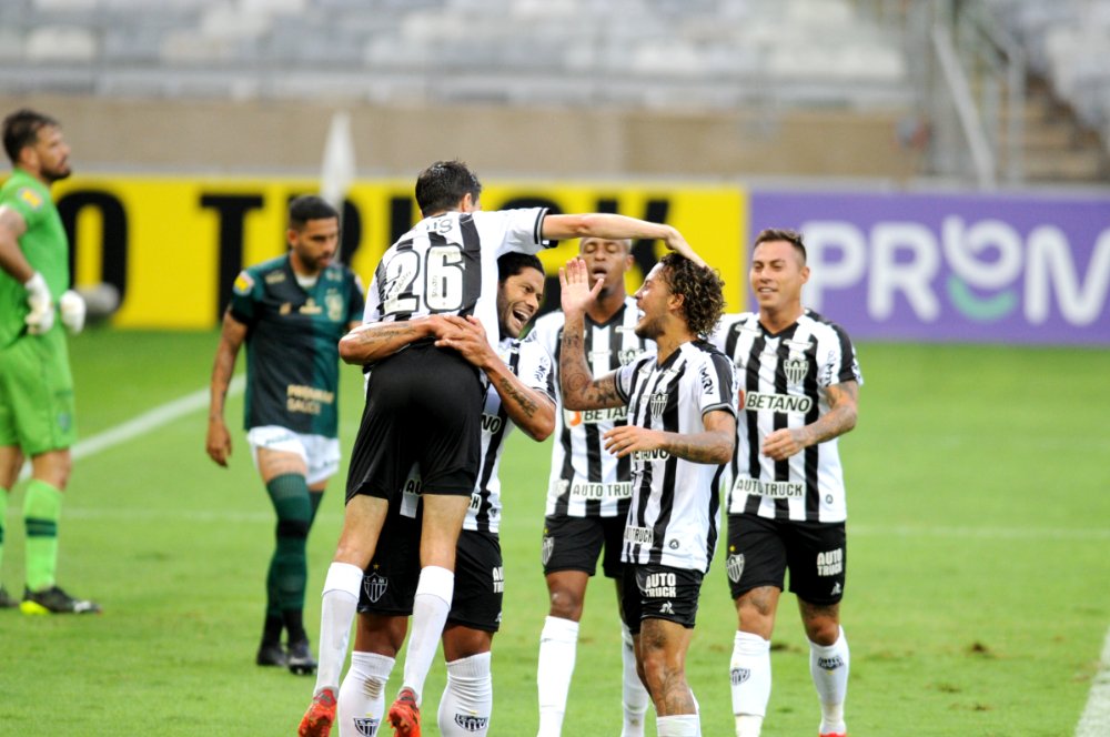 Nacho Fernández, com a camisa 26 do Atlético, é erguido por Hulk durante comemoração de gol contra o América, em 2021 (foto: Alexandre Guzanshe/EM/D.A. Press)