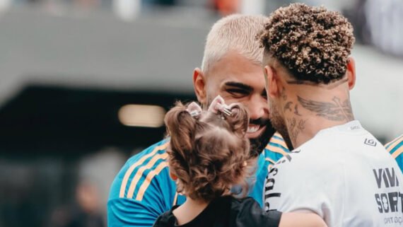 Foto postada por Neymar cumprimentando Gabigol antes de Santos x Cruzeiro (foto: Reprodução/Instagram de Neymar)