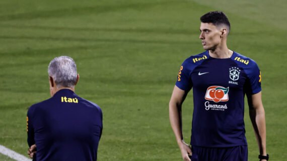 Matheus Bachi, filho de Tite, é um dos novos integrantes da comissão técnica do Cruzeiro (foto: Khaled Desouk/AFP)