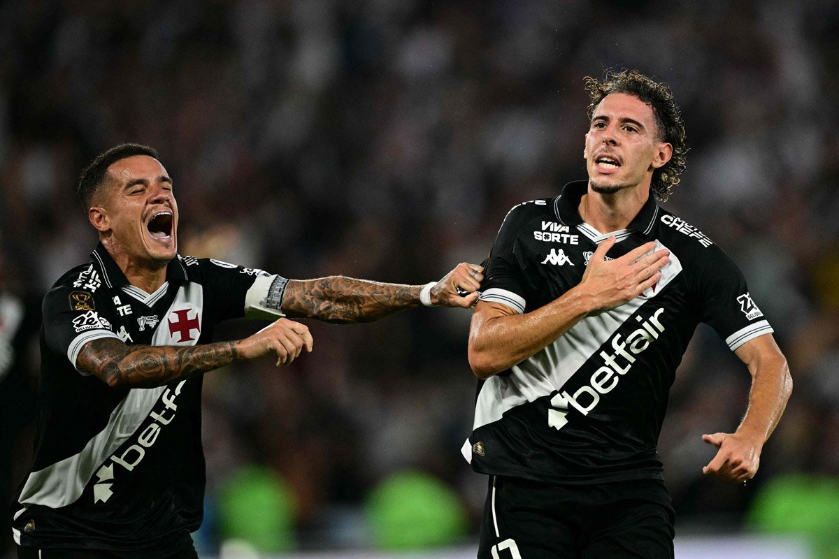 Coutinho comemora com Nuno Moreira o gol de empate do Vasco na final contra o Corinthians - (foto: PABLO PORCIUNCULA/AFP)