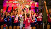 Ognjenović ergue taça do Mundial de Clubes Feminino de Vôlei pelo Scandicci (foto: Divulgação/FIVB)