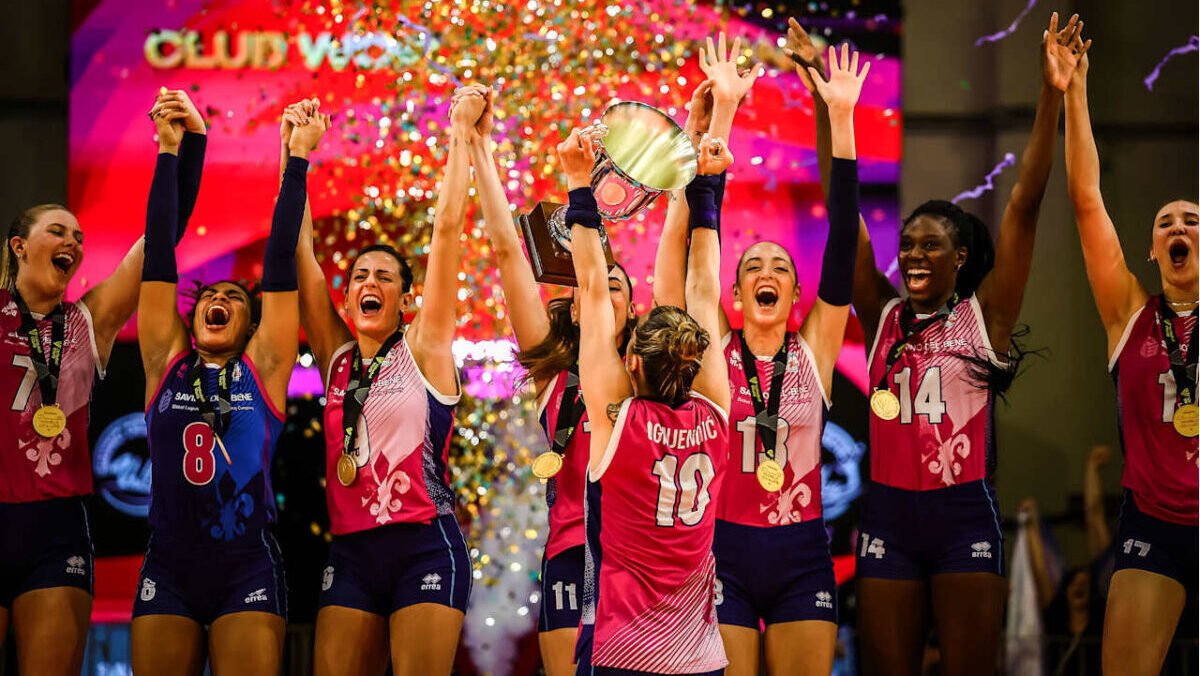 Ognjenović ergue taça do Mundial de Clubes Feminino de Vôlei pelo Scandicci (foto: Divulgação/FIVB)