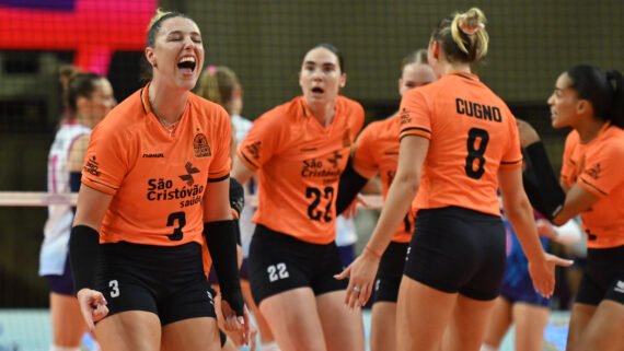 Jogadoras do Osasco comemoram ponto no Mundial de Clubes de Vôlei (foto: Fotojump)