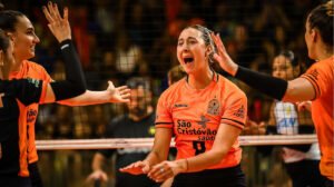 Bianca Cugno comemora ponto pelo Osasco no Mundial de Clubes Feminino de Vôlei - Crédito: 
