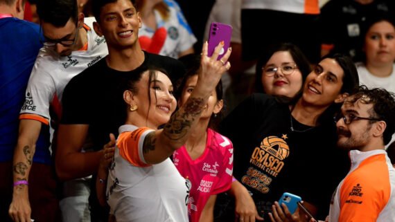 Tifanny é tietada por torcedores do Osasco antes de estreia do time no Mundial de Clubes Feminino de Vôlei (foto: Fotojump)