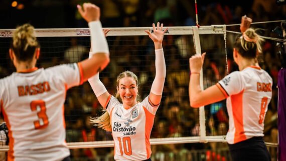 Osasco comemora ponto no Mundial de Clubes Feminino de Vôlei (foto: Divulgação/FIVB)