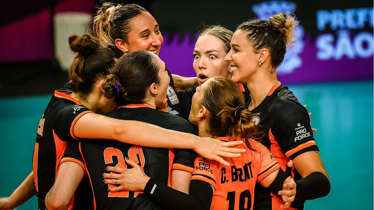 Osasco comemora ponto contra o Conegliano no Mundial de Clubes Feminino de Vôlei (foto: Divulgação/FIVB)