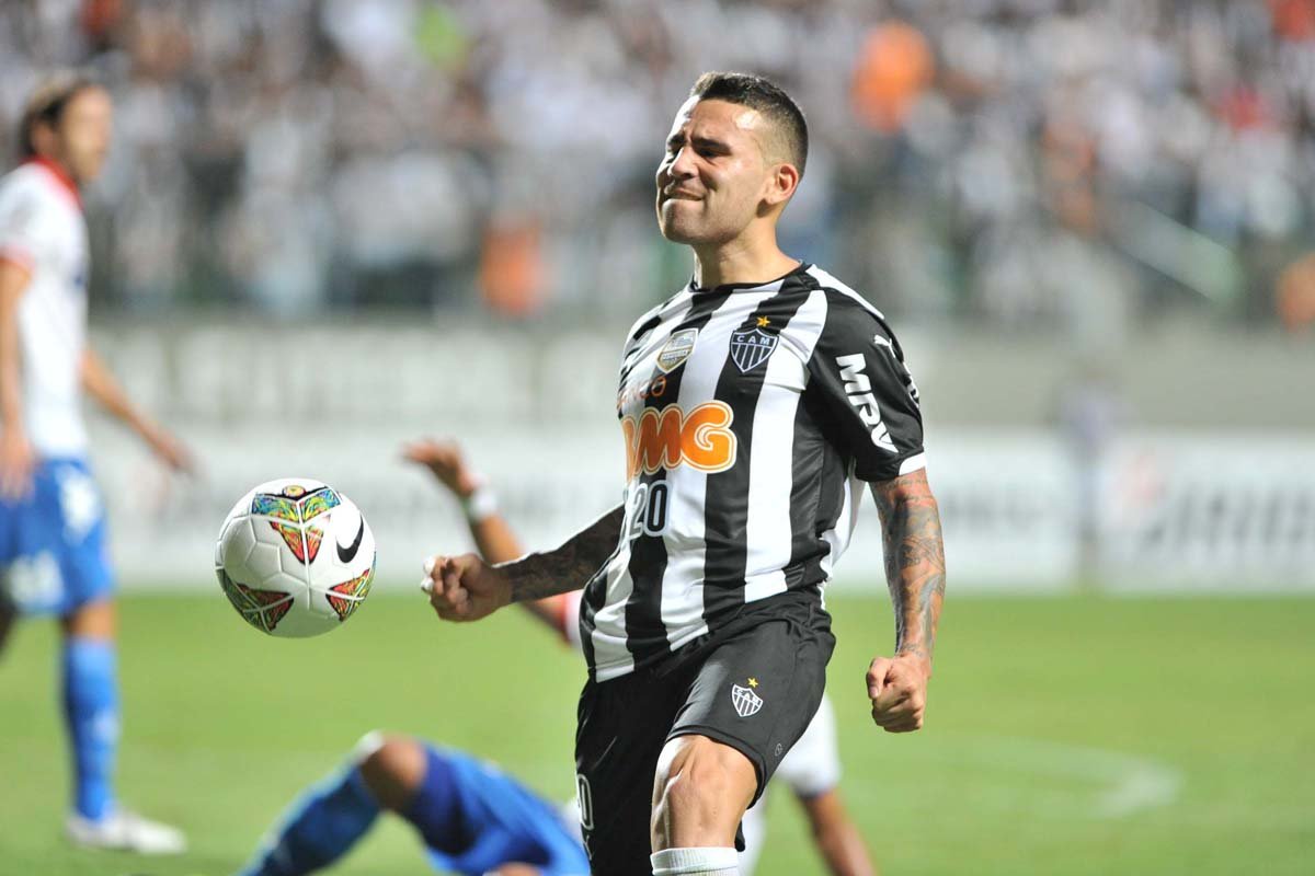 Otamendi em ação pelo Atlético contra o Nacional-URU na Libertadores de 2014 (foto: Alexandre Guzanshe/EM/D.A Press)