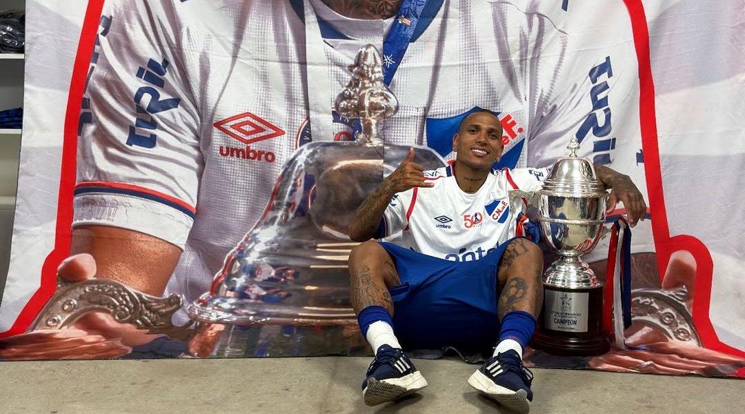 Otero com a taça do Campeonato Uruguaio (foto: Reprodução)