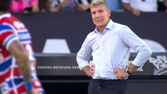 Técnico do Fortaleza, Palermo fica atônito após gol que decretou queda do Fortaleza (foto: Reprodução/Premiere)