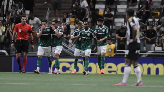 Jogadores do Palmeiras comemoram gol de Allan sobre o Atlético (foto: Alexandre Guzanshe/EM/DA.Press)