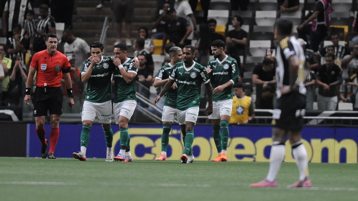 Jogadores do Palmeiras comemoram gol de Allan sobre o Atlético - (foto: Alexandre Guzanshe/EM/DA.Press)