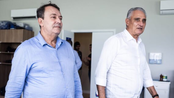 Pedro Lourenço, sócio majoritário da SAF do Cruzeiro, ao lado de Tite, novo treinador do clube (foto: Gustavo Aleixo/Cruzeiro)