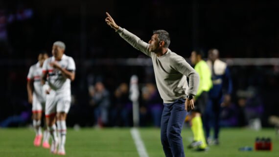 Pedro Caixinha durante jogo do Red Bull Bragantino em 2024 (foto: Ari Ferreira/Red Bull Bragantino)