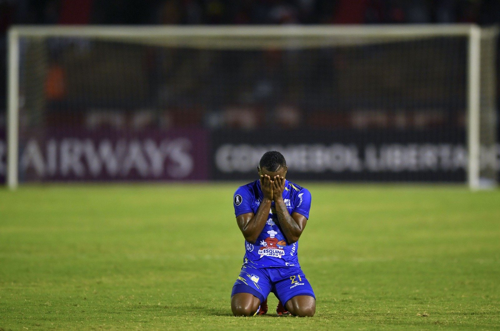 Pedro Perlaza em jogo pelo Delfín (foto: Yuri Cortez/AFP)