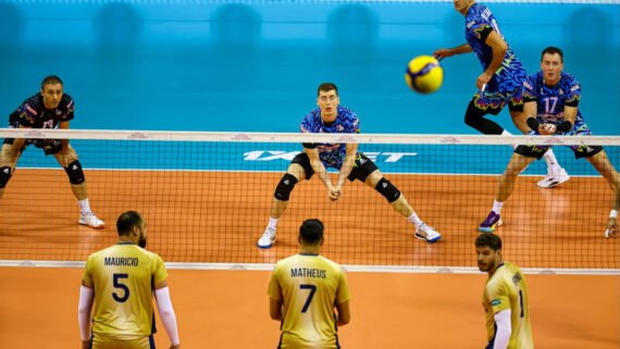 Lance do jogo entre Perugia e Campinas pelo Mundial de Vôlei (foto: Divulgação/FIVB)