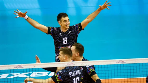 Perugia comemora ponto na final do Mundial de Clubes Masculino de Vôlei (foto: Divulgação/FIVB)