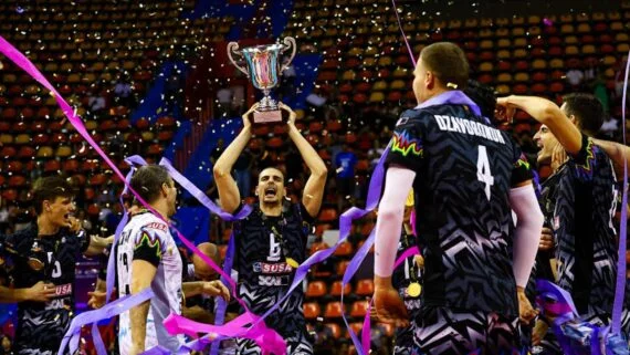 Capitão do Perugia, Simone Giannelli, MVP do Mundial de Clubes Masculino de Vôlei ergue a taça do torneio (foto: Divulgação/FIVB)