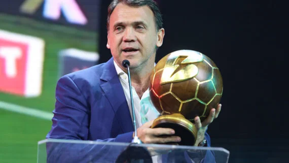 Ex-jogador Dejan Petkovic na premiação do Campeonato Brasileiro 2025 (foto: Staff Images/CBF)