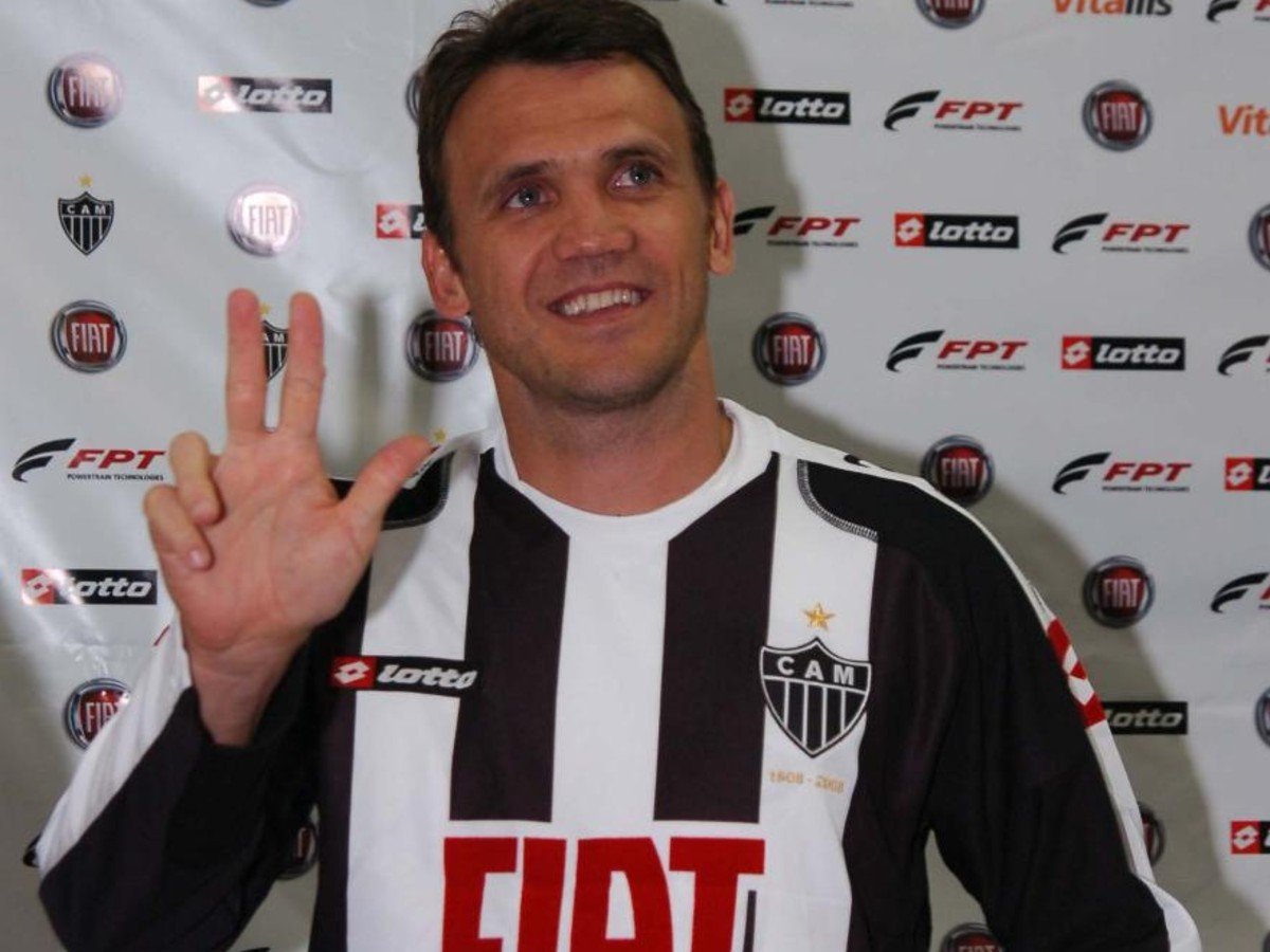 Petkovic vestido com a camisa do Atlético com listras brancas e pretas e fazendo gesto com os dedos da mão direita (foto: Marcos Michelin/Estado de Minas - 26/3/2008)