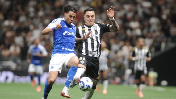 Kaio Jorge, atacante do Cruzeiro, e Saravia, zagueiro do Atlético, em clássico na Arena MRV, em Belo Horizonte (foto: Alexandre Guzanshe/EM/D.A. Press)