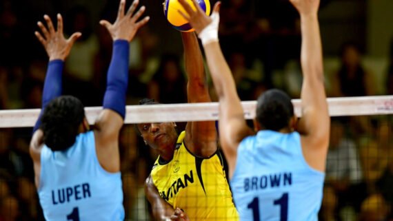 Morgahn Fingall em ação pelo Praia Clube contra o Orlando Valkyries, pelo Mundial de Clubes Feminino de Vôlei (foto: Fotojump)