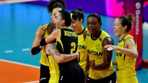 Natinha comemora ponto do Praia Clube no Mundial de Clubes Feminino de Vôlei com companheiras - Crédito: 