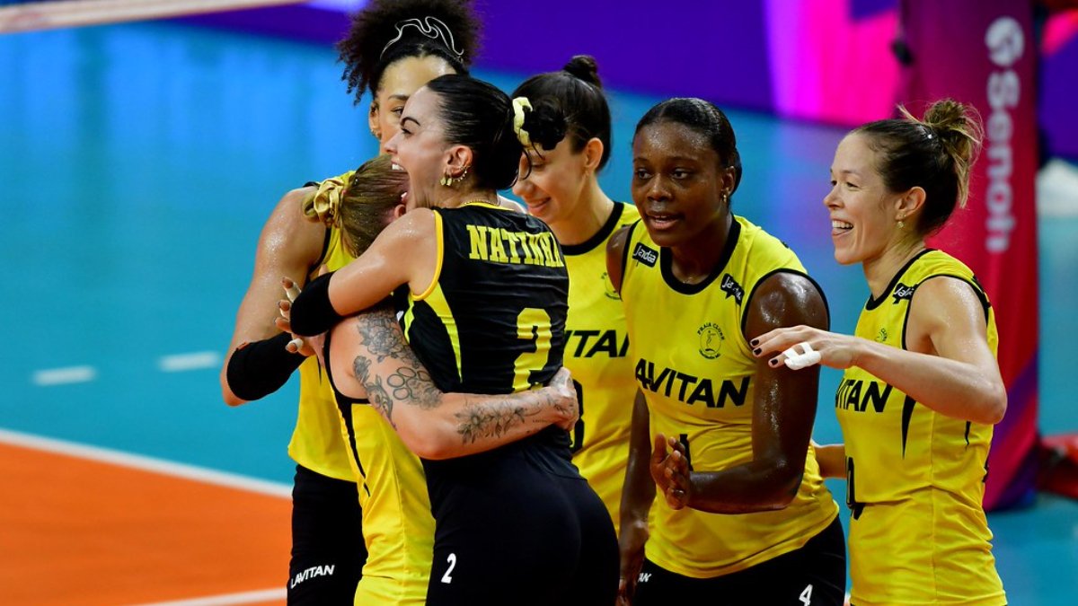 Natinha comemora ponto do Praia Clube no Mundial de Clubes Feminino de Vôlei com companheiras (foto: Rafael Cyrne/No Ataque)