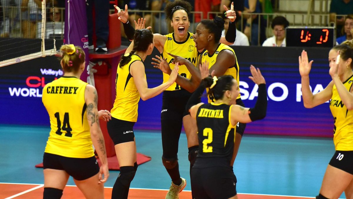 Praia Clube comemora ponto no Mundial de Clubes Feminino de Vôlei (foto: Fotojump)