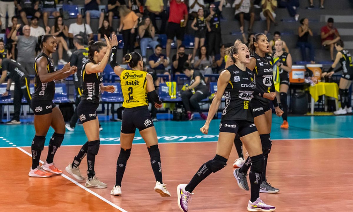 Praia venceu o Osasco pela Superliga Feminina de Vôlei (foto: Divulgação/Praia Clube)