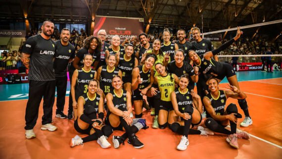 Praia CLube comemora vitória sobre o Zamalek no Mundial de Clubes de Vôlei (foto: Divulgação/FIVB)