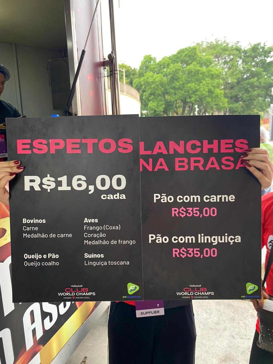 Preços de opções de alimentação e bebida no Mundial de Clubes Masculino de Vôlei no ginásio do Pacaembu, em São Paulo