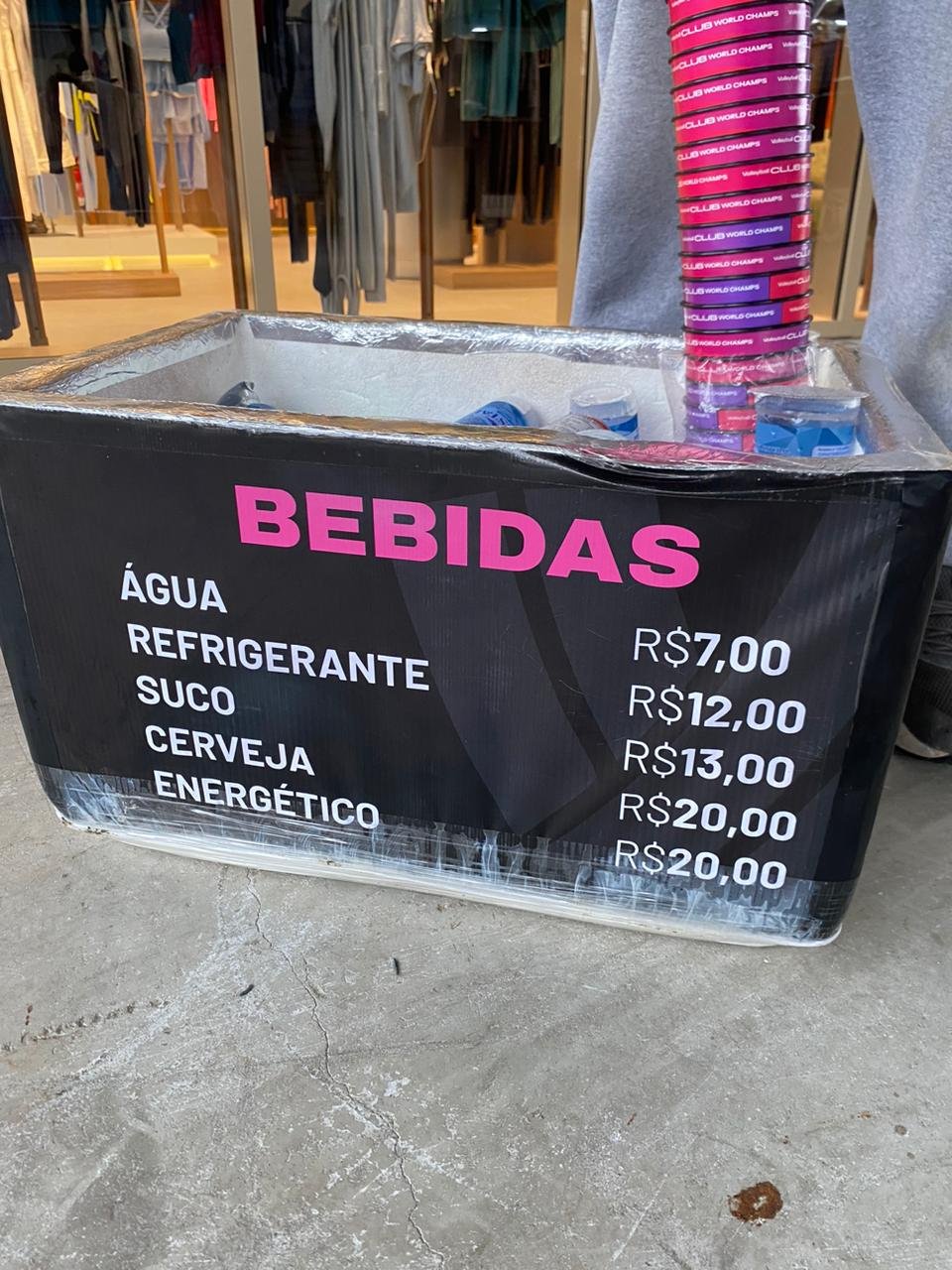 Preços de opções de alimentação e bebida no Mundial de Clubes Masculino de Vôlei no ginásio do Pacaembu, em São Paulo