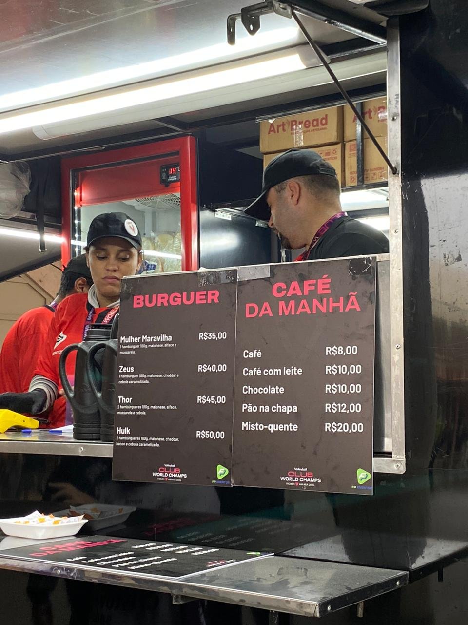 Preços de opções de alimentação e bebida no Mundial de Clubes Masculino de Vôlei no ginásio do Pacaembu, em São Paulo