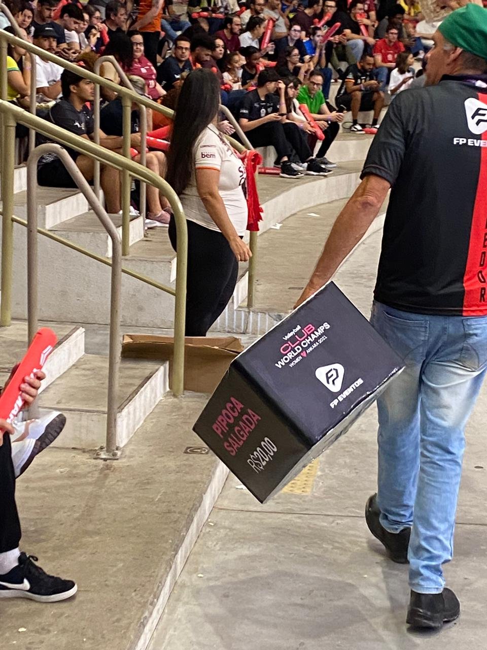 Preços de opções de alimentação e bebida no Mundial de Clubes Masculino de Vôlei no ginásio do Pacaembu, em São Paulo