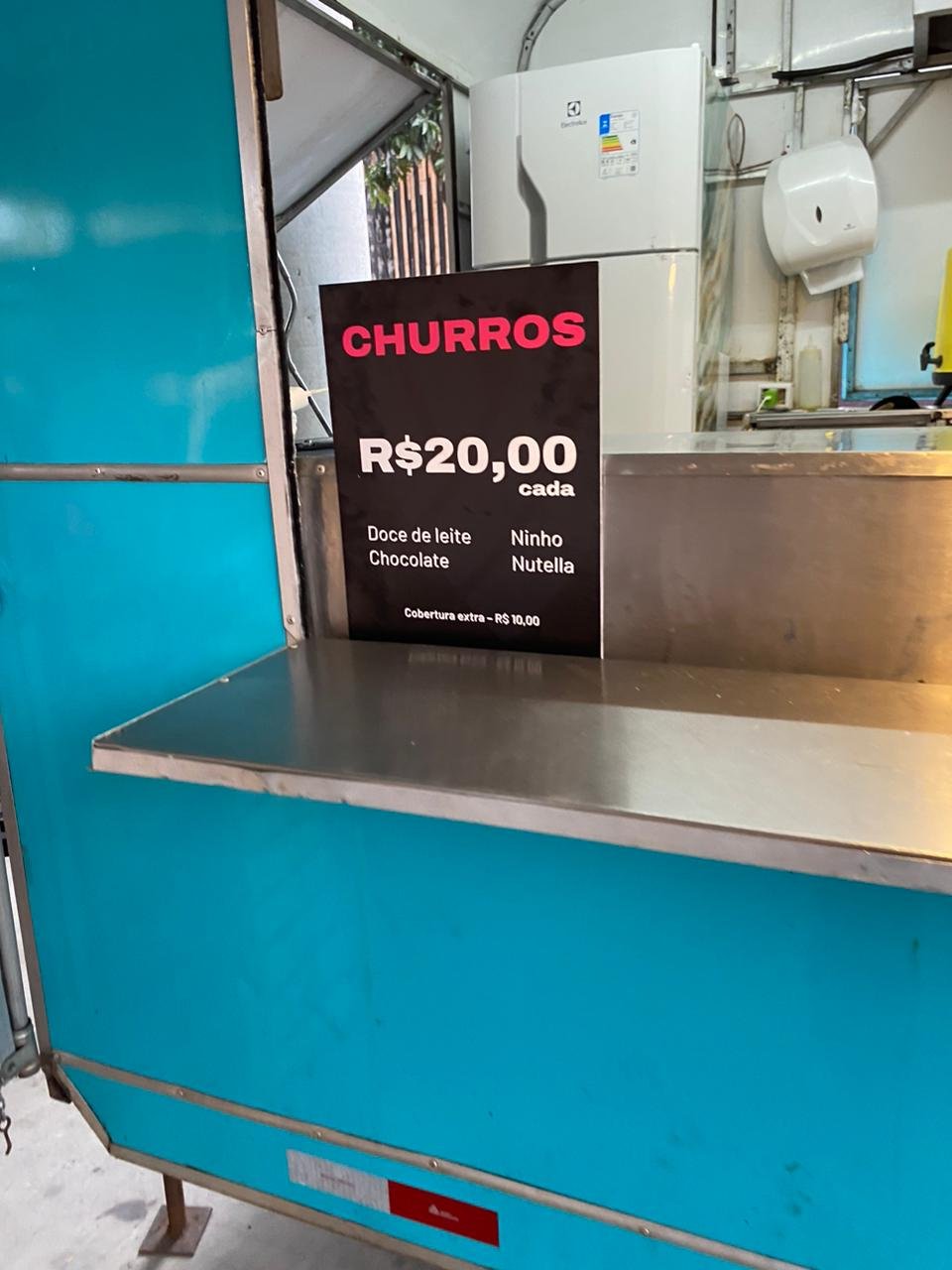 Preços de opções de alimentação e bebida no Mundial de Clubes Masculino de Vôlei no ginásio do Pacaembu, em São Paulo