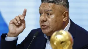 Chiqui Tapia, presidente da AFA, está no centro de uma acusação de corrupção no futebol argentino - Crédito: 