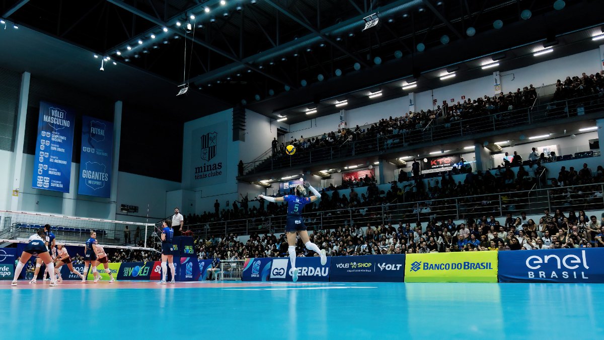 Pri Daroit durante saque na Superliga Feminina de Vôlei (foto: Hedgard Moraes/Minas Tênis Clube)