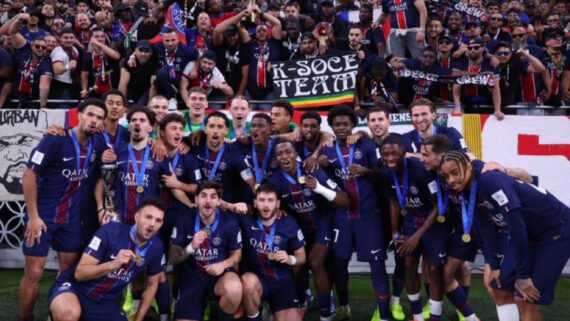 Jogadores do PSG junto da torcida (foto: Divulgação/PSG)