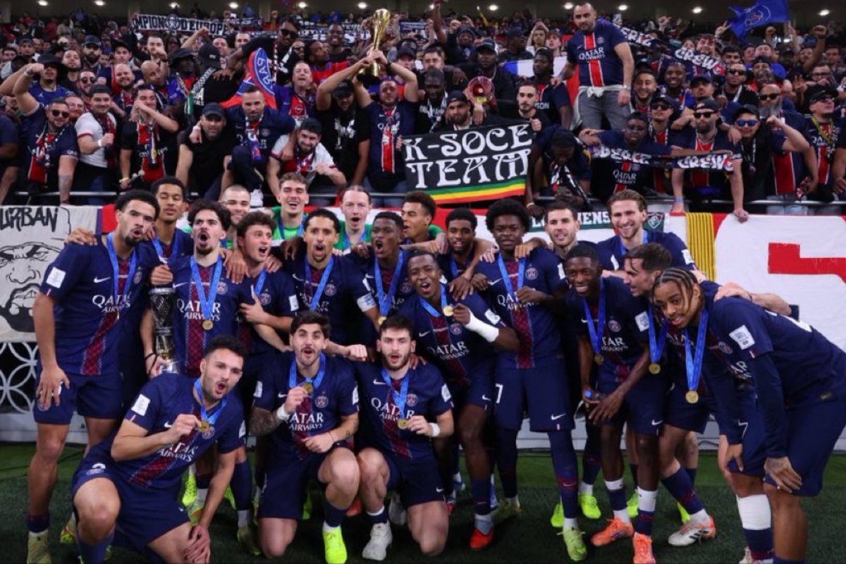 Jogadores do PSG junto da torcida (foto: Divulgação/PSG)