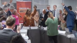 Ministra Macaé Evaristo e Reinaldo fazem o punho cerrado após decisão na Comissão de Anistia do Ministério dos Direitos Humanos e da Cidadania - Crédito: 