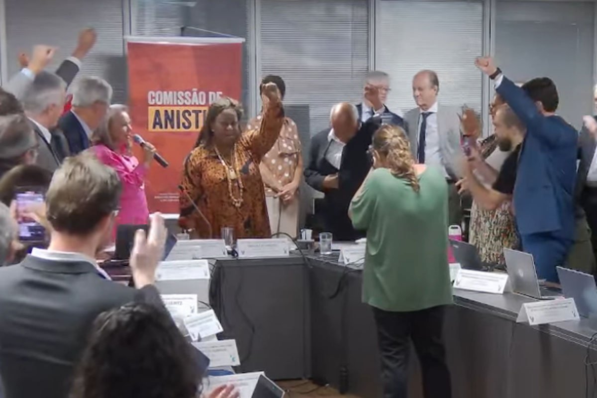 Ministra Macaé e Reinaldo fazem o punho cerrado após decisão na Comissão de Anistia do Ministério dos Direitos Humanos e da Cidadania (foto: Reprodução)